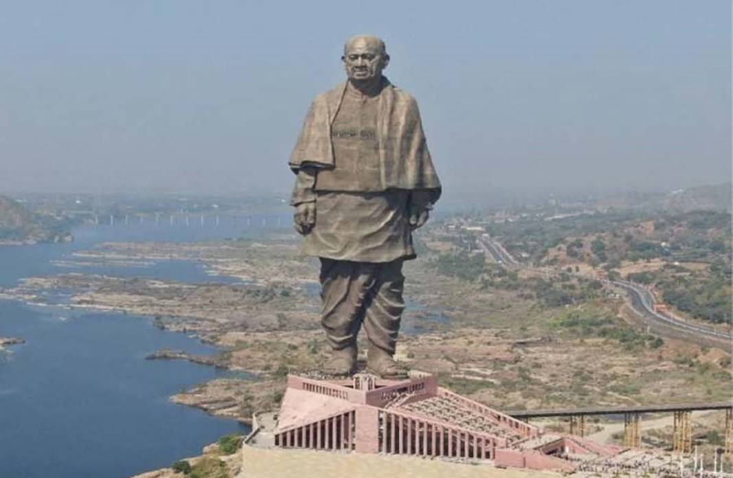 Bu devasa heykellere bakanların başı dönüyor! Uzunlukları 200 metreye yaklaşıyor 10